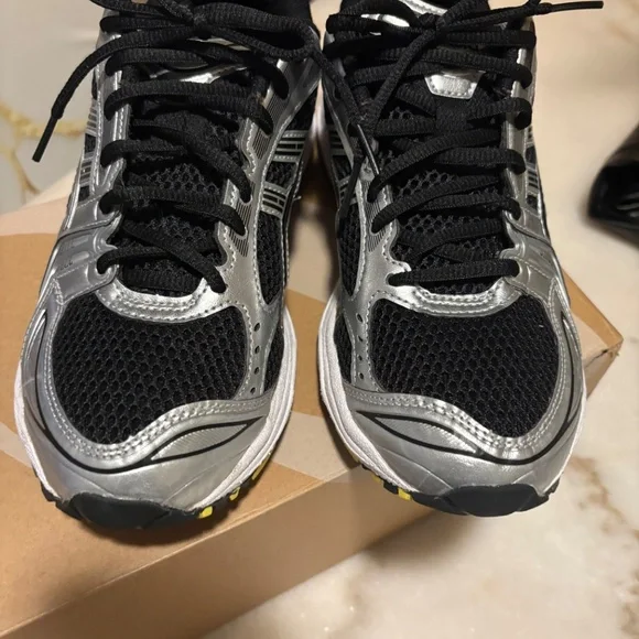 ASICS - Picture 3 of 3